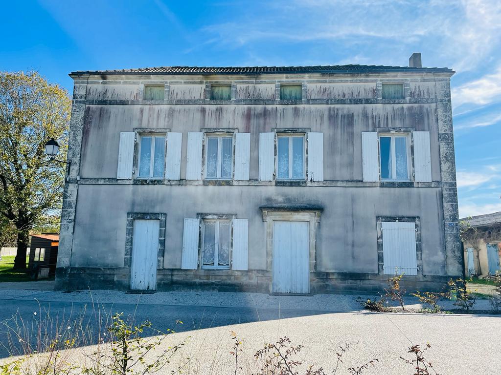 Façade avant ravalement à Soyaux